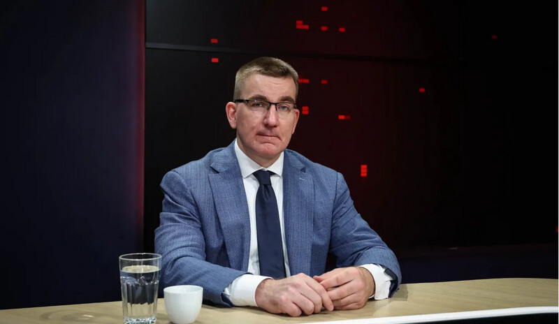 Így mentegeti Rácz András 444-es ukránbarát szakértő Zelenszkij aranyvécés korrupciós botrányát - videó