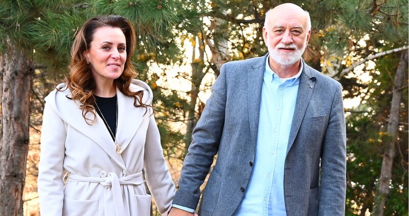 Csalásért többszörösen büntetett kuruzsló Csézy férje, akit neves rákkutatóként mutatott be Magyar Péter