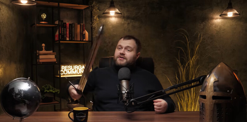 Szamurájkarddal kezében Orbán Viktor felnyársalásáról beszél, és Magyar Péternek drukkol Zelenszkij propagandistája- videó