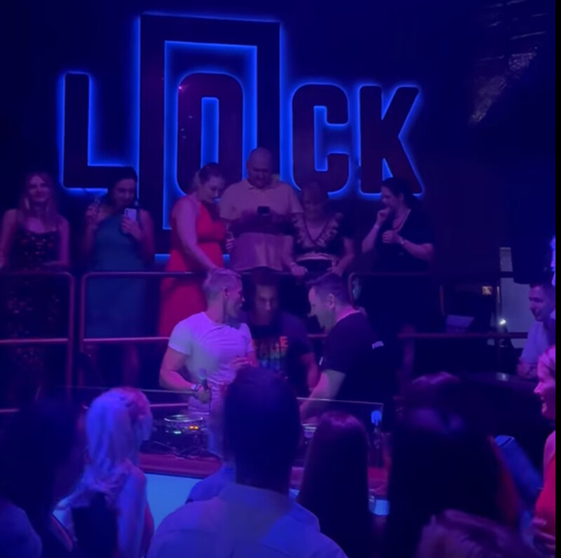 Radnai Márkkal énekelt és tombolva táncolt Magyar Péter az ukrán szórakozóhelyen, mielőtt felment a kábítószeres partiba – itt az újabb videó!