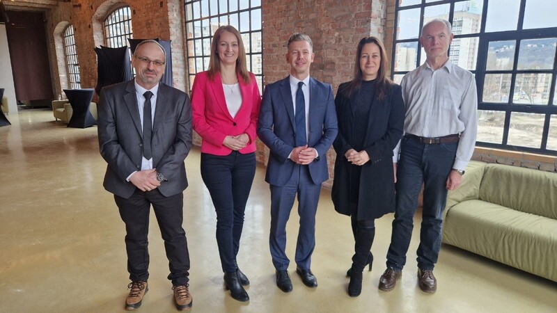 Megpróbálták eltitkolni: Forsthoffer Ágnes családjának egyik alkalmazottját indítja Pápán Magyar Péter