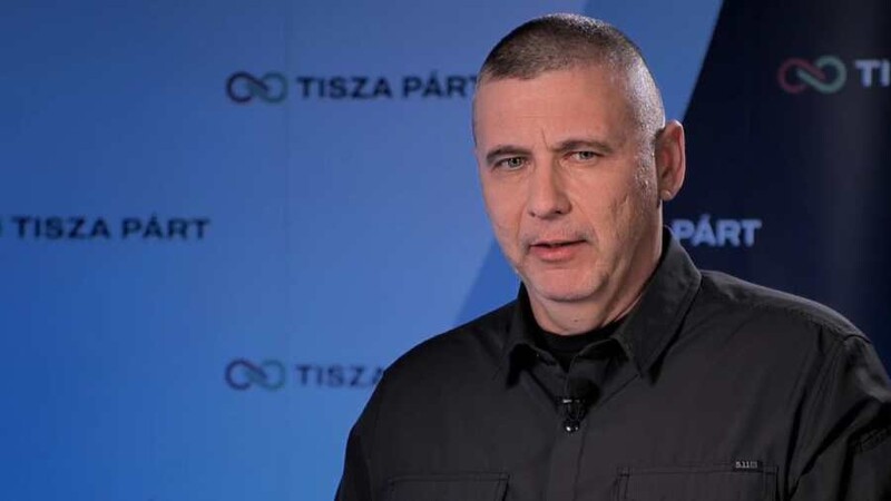 Így szidja a nyugdíjasokat pisztollyal az oldalán Ruszin-Szendi Romulusz: propagandával megfertőzött állománynak nevezte az időseket - videó