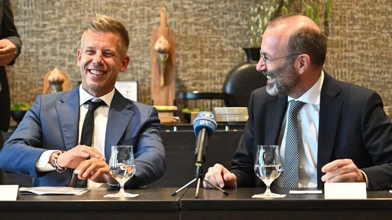 Megdöbbentő új részletek a Tisza-csomagról: magánpénztáraknak, bankoknak adnák a nyugdíjasok pénzét 