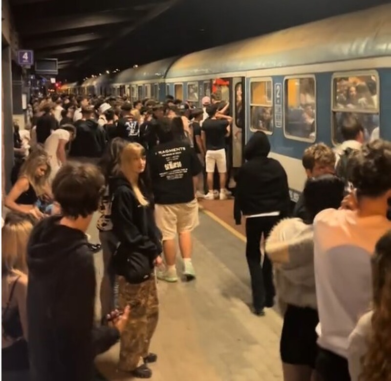 Már a tiszás minisztert szidták kórusban trágárul a fiatalok, amikor összeomlott a vasúti közlekedés - videó 