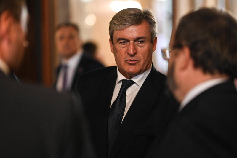 Orbán Viktor megakadályozta, a Tisza-kormány viszont azonnal engedi: árat emelnek a bankok és a telekommunikációs cégek