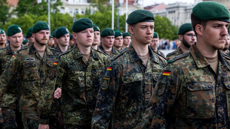 Tovább akarják szigorítani Manfred Weber párttársai a sorkatonaságot Németországban: már a nőkre is vonatkozna