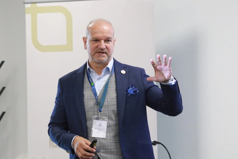 Bajnai Gordon sógora is megjelent Magyar Péter mellett